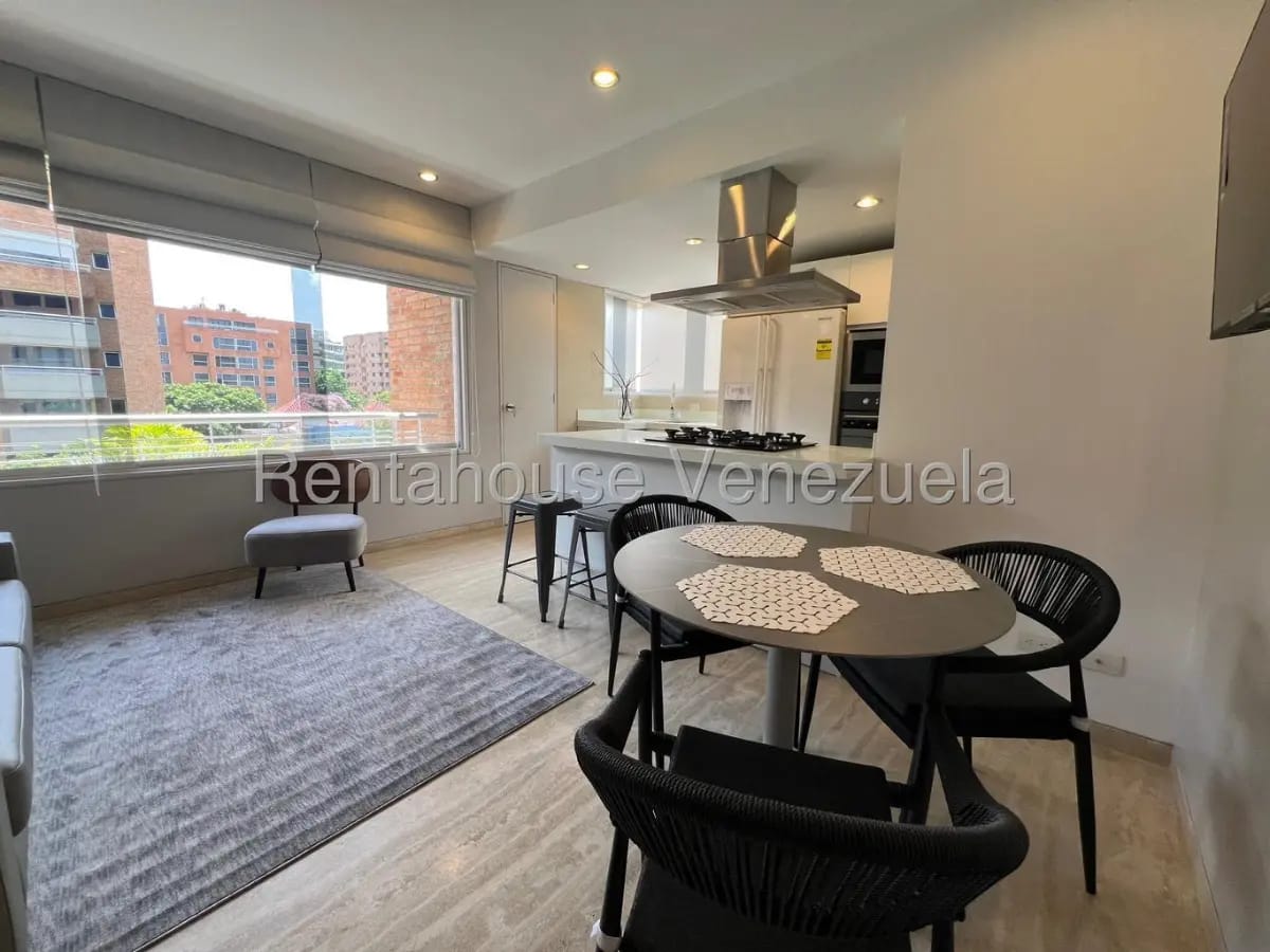 Bello y Remodelado Apartamento en Alquiler Campo Alegre Caracas - 10