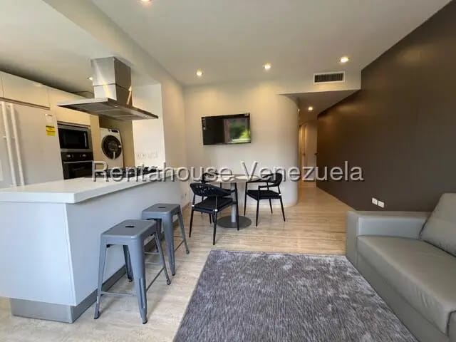Bello y Remodelado Apartamento en Alquiler Campo Alegre Caracas - 16