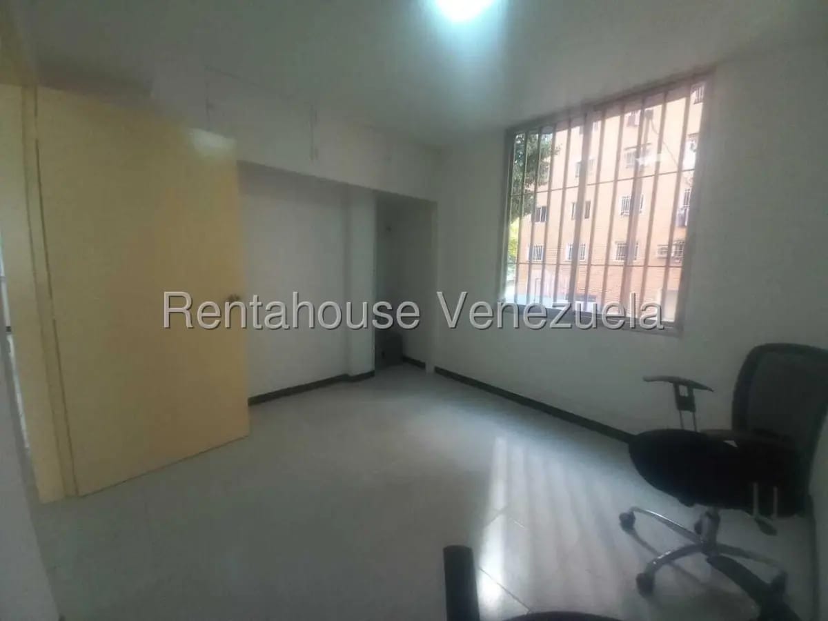 Oficina Remodelada En Alquiler En La Florida, Av. Libertador 26-18977 - 18