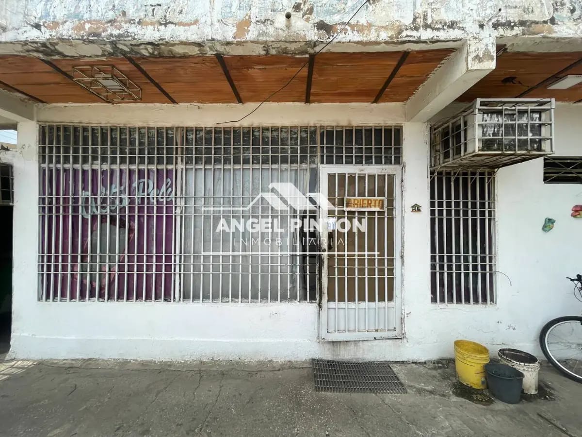 LOCALES COMERCIALES / GALPONES VENTA EL PINAR MARACAIBO VENEZUELA API 8987 - 2