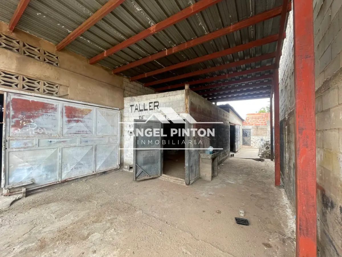 LOCALES COMERCIALES / GALPONES VENTA EL PINAR MARACAIBO VENEZUELA API 8987 - 5
