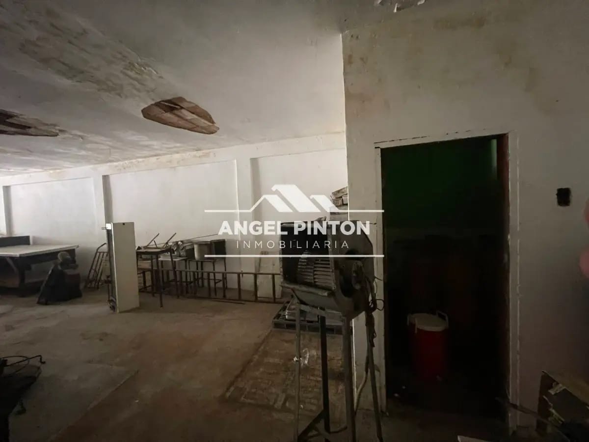 LOCALES COMERCIALES / GALPONES VENTA EL PINAR MARACAIBO VENEZUELA API 8987 - 7