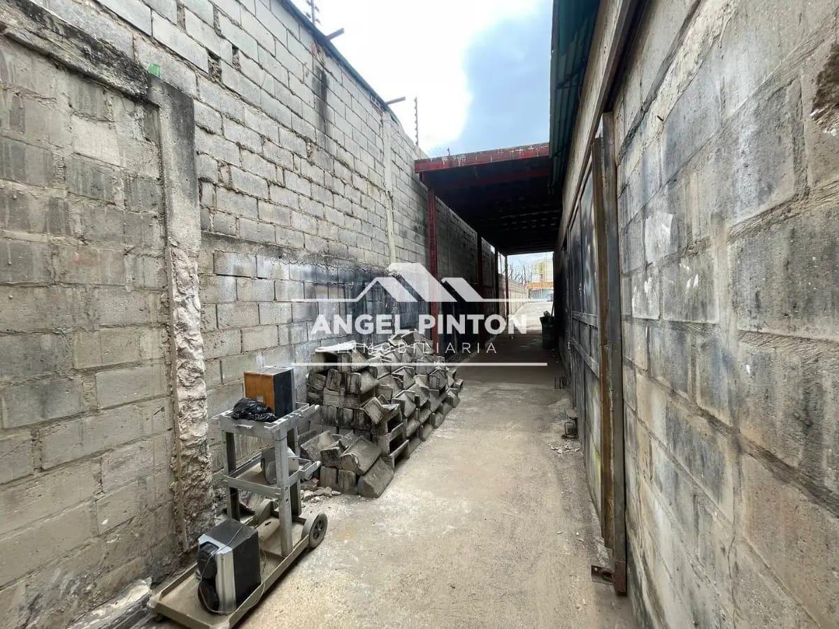LOCALES COMERCIALES / GALPONES VENTA EL PINAR MARACAIBO VENEZUELA API 8987 - 13