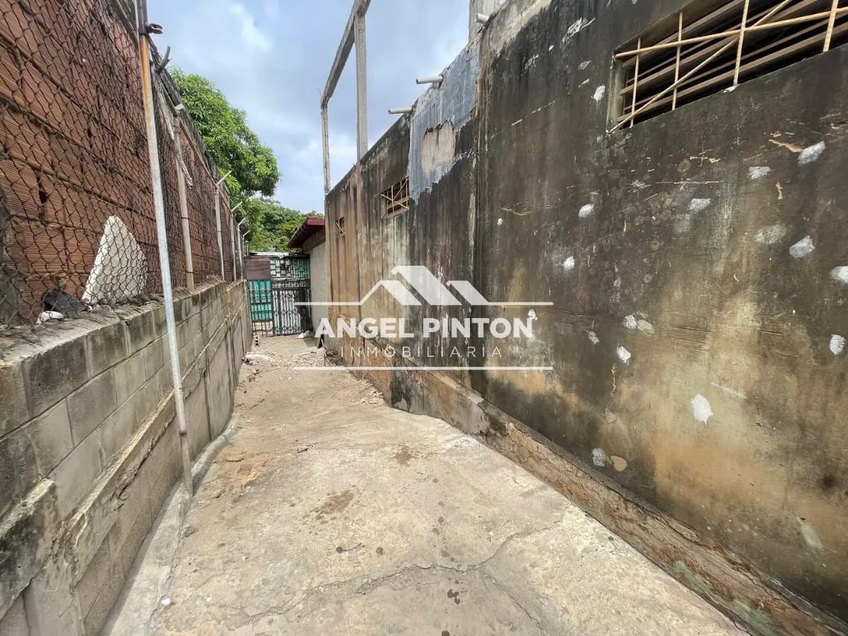 LOCALES COMERCIALES / GALPONES VENTA EL PINAR MARACAIBO VENEZUELA API 8987 - 17