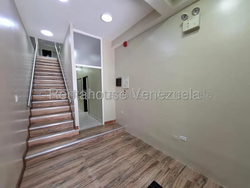 edificio comercial en venta con local y oficinas totalmente remodelado san ignacio maracay 26-18991 - 16