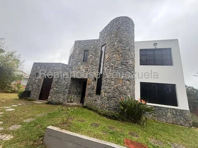 Casa moderna en la Montaña San Antonio club de campo