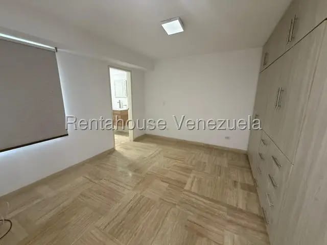 Moderno y con pozo de agua apartamento venta Los Palos Grandes MLS 26-15296 - 16