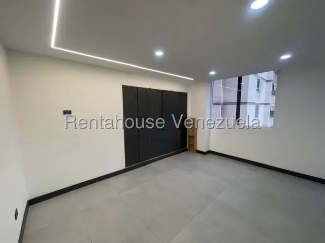 Iluminado Apartamento venta Los Palos Grandes MLS 26-18466 - 4