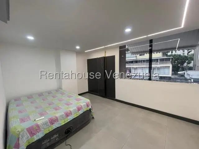 Iluminado Apartamento venta Los Palos Grandes MLS 26-18466 - 8