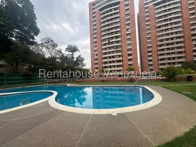 Moderno y versatil apartamento venta Clnas de los Chaguaramos MLS 26-19015