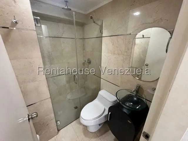 Moderno y versatil apartamento venta Clnas de los Chaguaramos MLS 26-19015 - 11