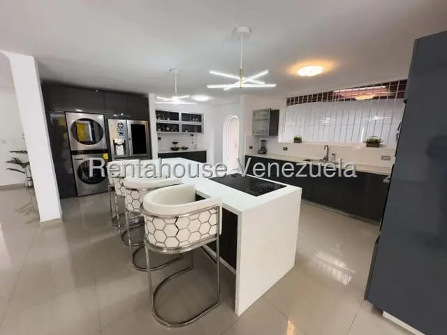 Moderna y bella casa venta Macaracuay MLS 26-19062 - 2