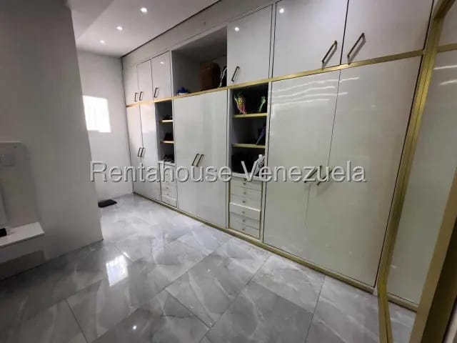 Moderna y bella casa venta Macaracuay MLS 26-19062 - 8