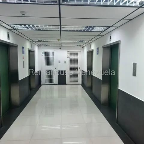 Impecable oficina venta CC Plaza Los Palos Grandes MLS 26-10652
