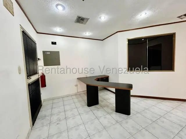 Oficina lista en alquiler Av Romulo Gallego MLS 26-19616