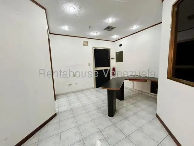 Oficina lista en alquiler Av Romulo Gallego MLS 26-19616 - 2