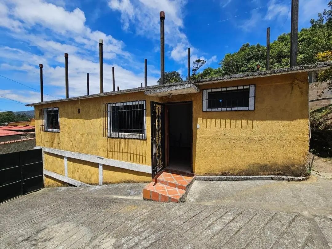 HERMOSA CASA UBICADA EN EL JUNQUITO ANTES DEL PUEBLO