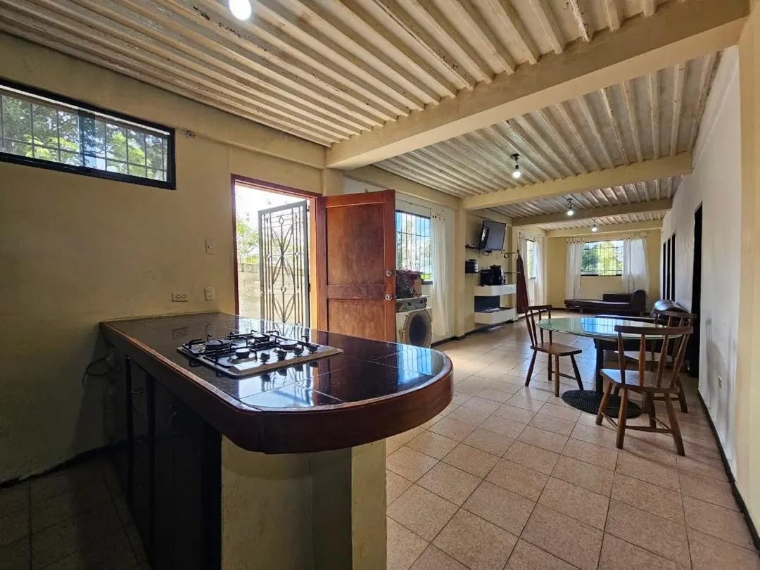 HERMOSA CASA UBICADA EN EL JUNQUITO ANTES DEL PUEBLO - 2