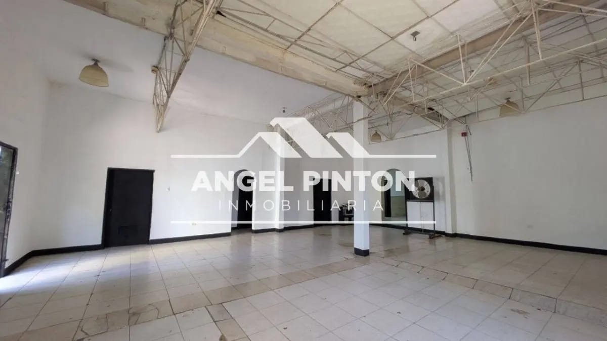 API 9387 LOCAL COMERCIAL CON DEPOSITO VENTA AV SANTA RITA MARACAIBO VZLA $150.000
