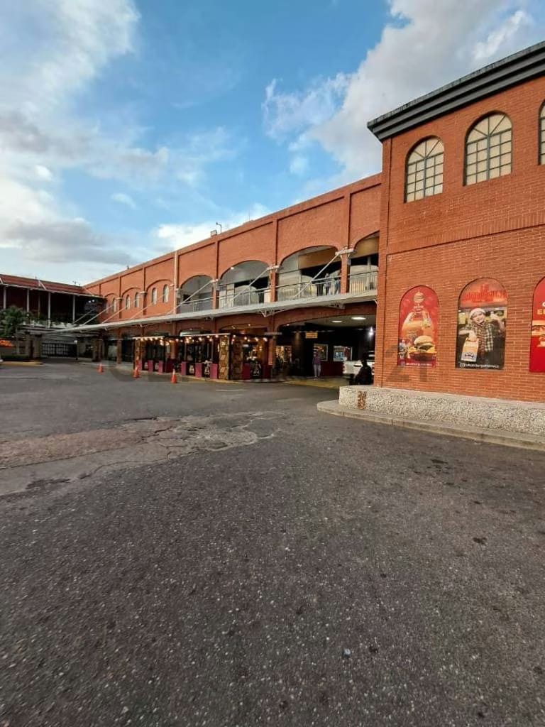 Ofrece Traspaso Maxi Pizza ubicado en la feria de comida del CC Anaco Center.. - 2