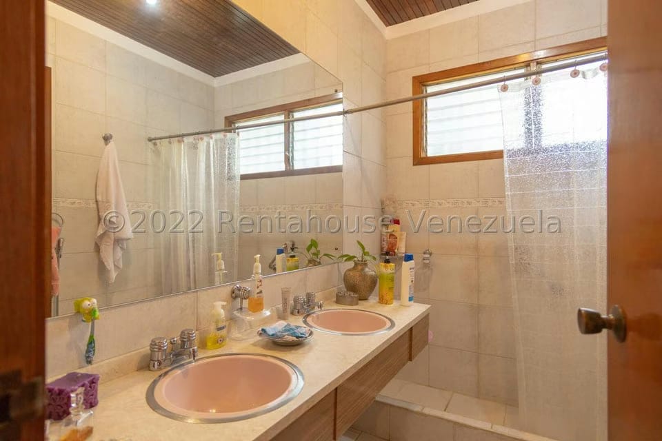 Casa (Multipes Niveles) en Venta en Cumbres de Curumo, Distrito Metropolitano - 53