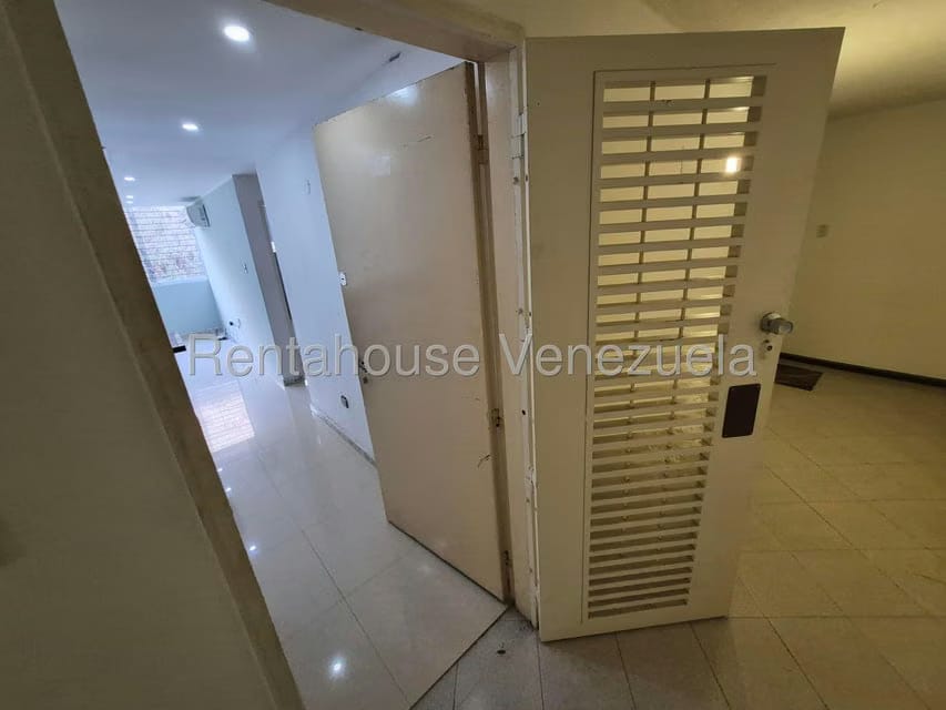 Apartamento (1 Nivel) en Alquiler en Los Naranjos Humboldt, Distrito Metropolitano - 2