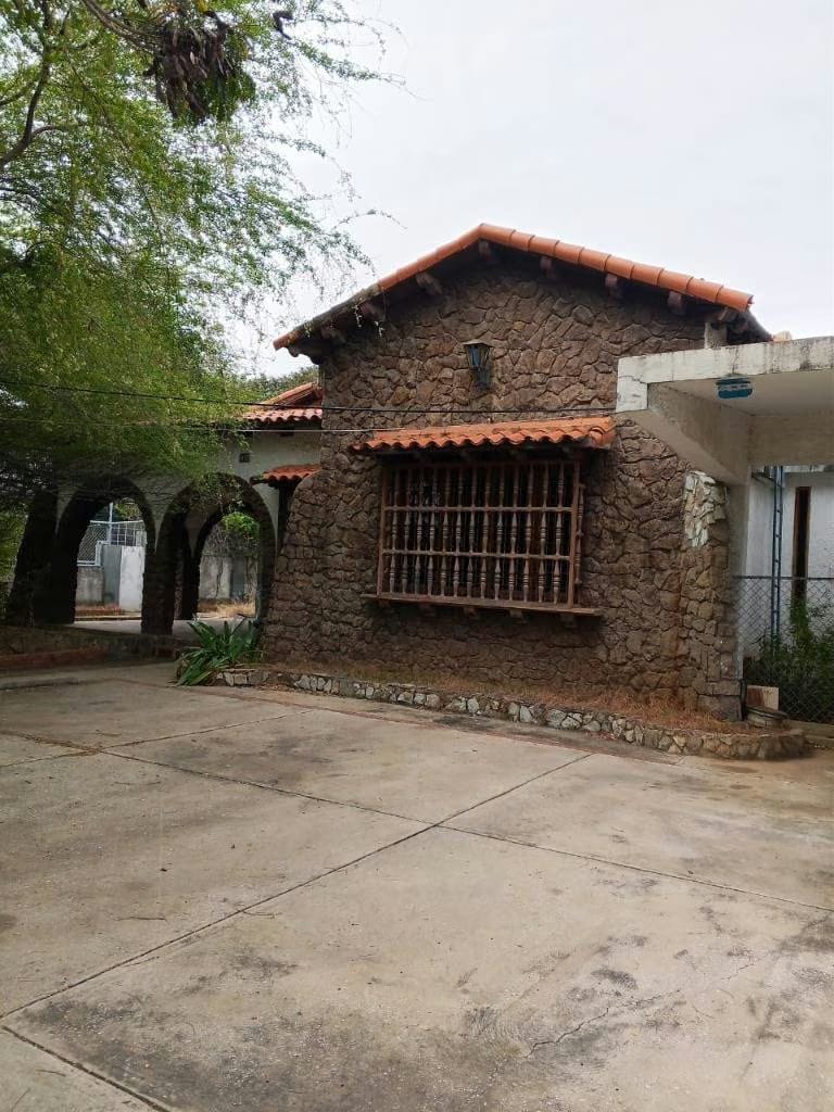 Casa Comercial en la calle 72 con AV Baralt 1.000 mts de terreno casa de 521 mt2 - 2