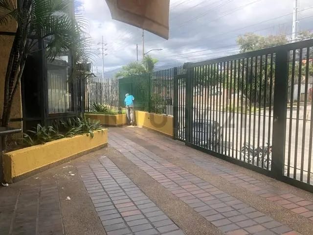 Local De 218 Mts2 En Alquiler En El Cc El Refugio. - 15