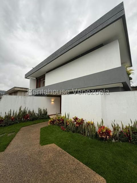 Casa (Contemporaneo) en Alquiler en Santa Paula, Distrito Metropolitano