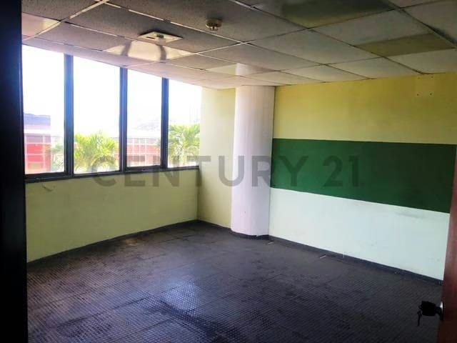 Local De 304.07 En Alquiler En El Cc El Refugio. - 13