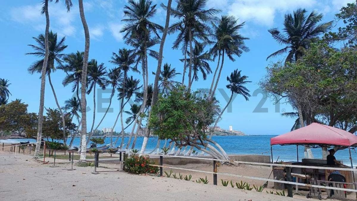 En venta Casa a orilla del mar en Pampatar - 2