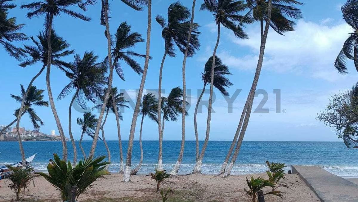 En venta Casa a orilla del mar en Pampatar - 16