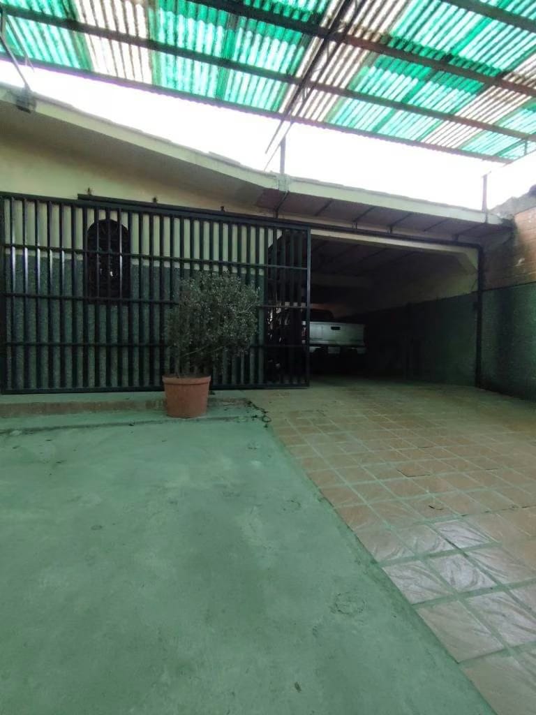 Casa-Quinta de 420 m² con Galpón y Pozo Propio - 3