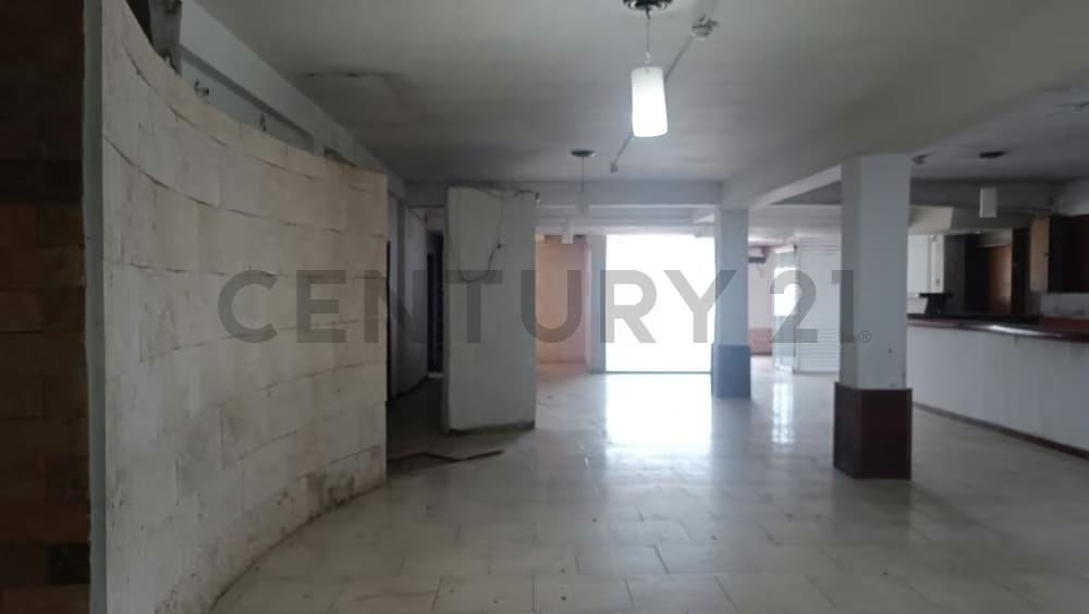 En venta, local para restaurant con Casa, terreno, oficinas y galpón - 11