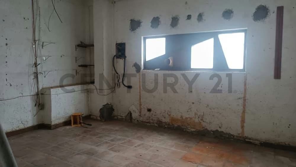 En venta, local para restaurant con Casa, terreno, oficinas y galpón - 14