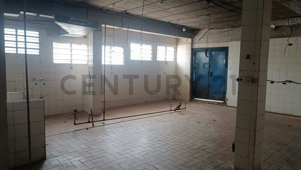 En venta, local para restaurant con Casa, terreno, oficinas y galpón - 15