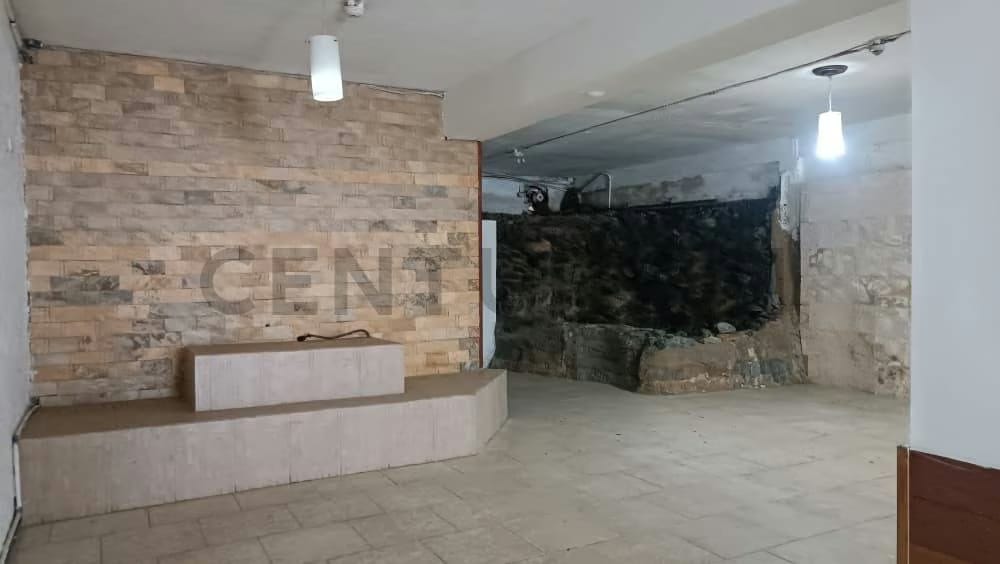 En venta, local para restaurant con Casa, terreno, oficinas y galpón - 17