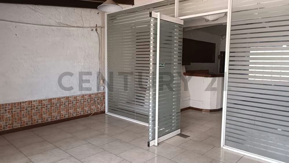 En venta, local para restaurant con Casa, terreno, oficinas y galpón - 3