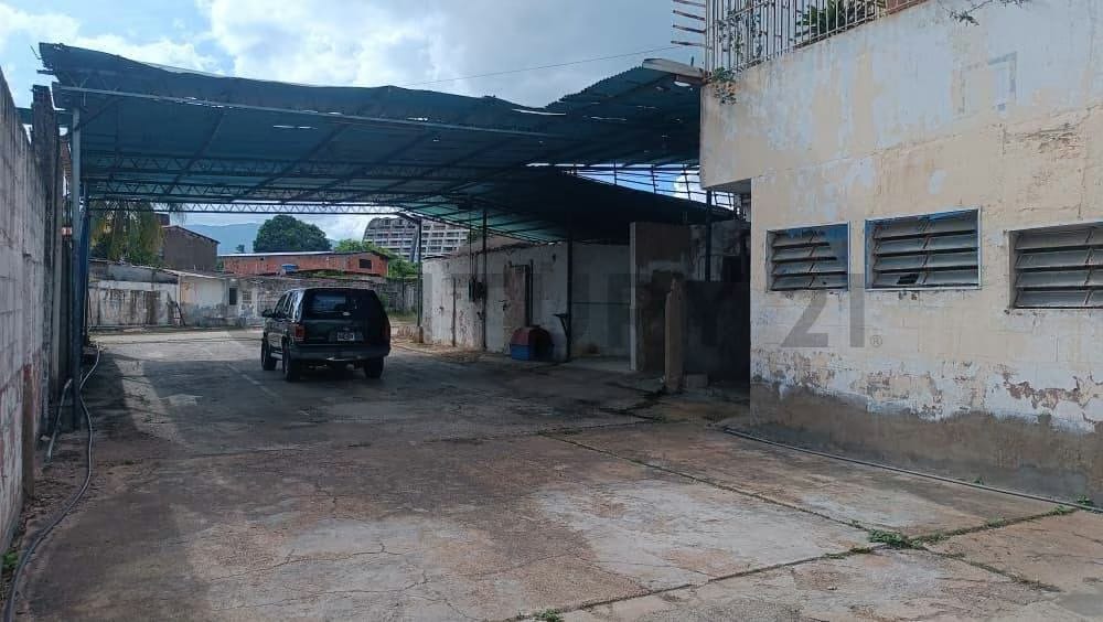 En venta, local para restaurant con Casa, terreno, oficinas y galpón - 23
