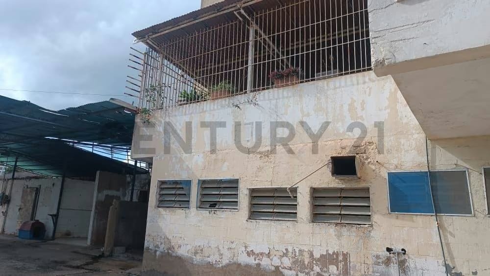 En venta, local para restaurant con Casa, terreno, oficinas y galpón - 24