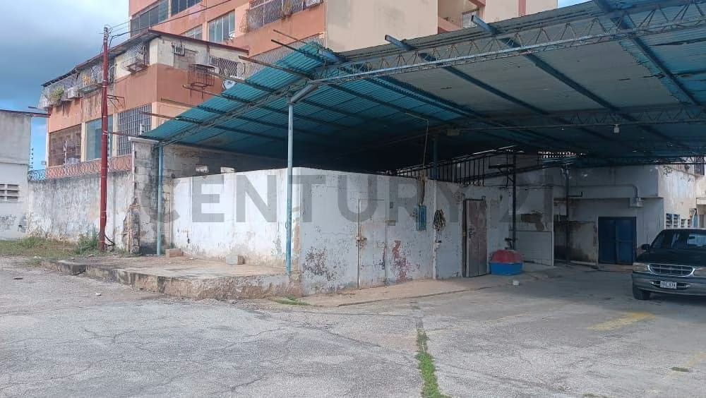 En venta, local para restaurant con Casa, terreno, oficinas y galpón - 27