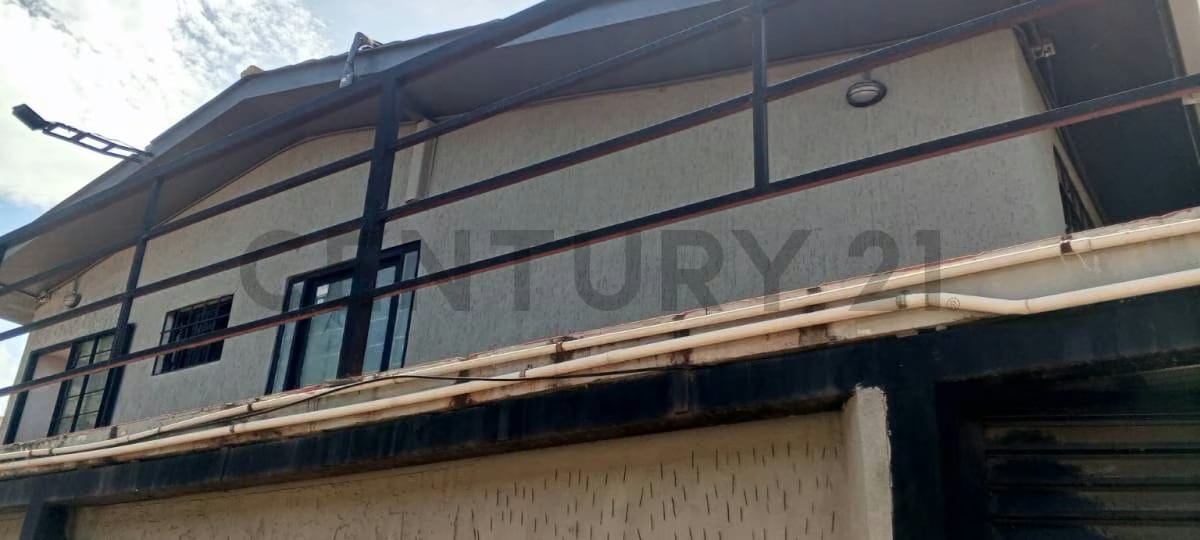 VENTA DE CENTRO COMERCIAL LAS MANOAS UBICADO EN LA PRINCIPAL DE LECHERIA - 4