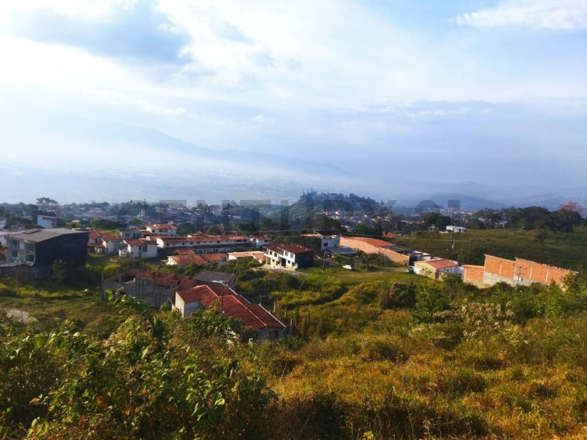 Urbanismo con encanto: terreno disponible para tu proyecto - 2