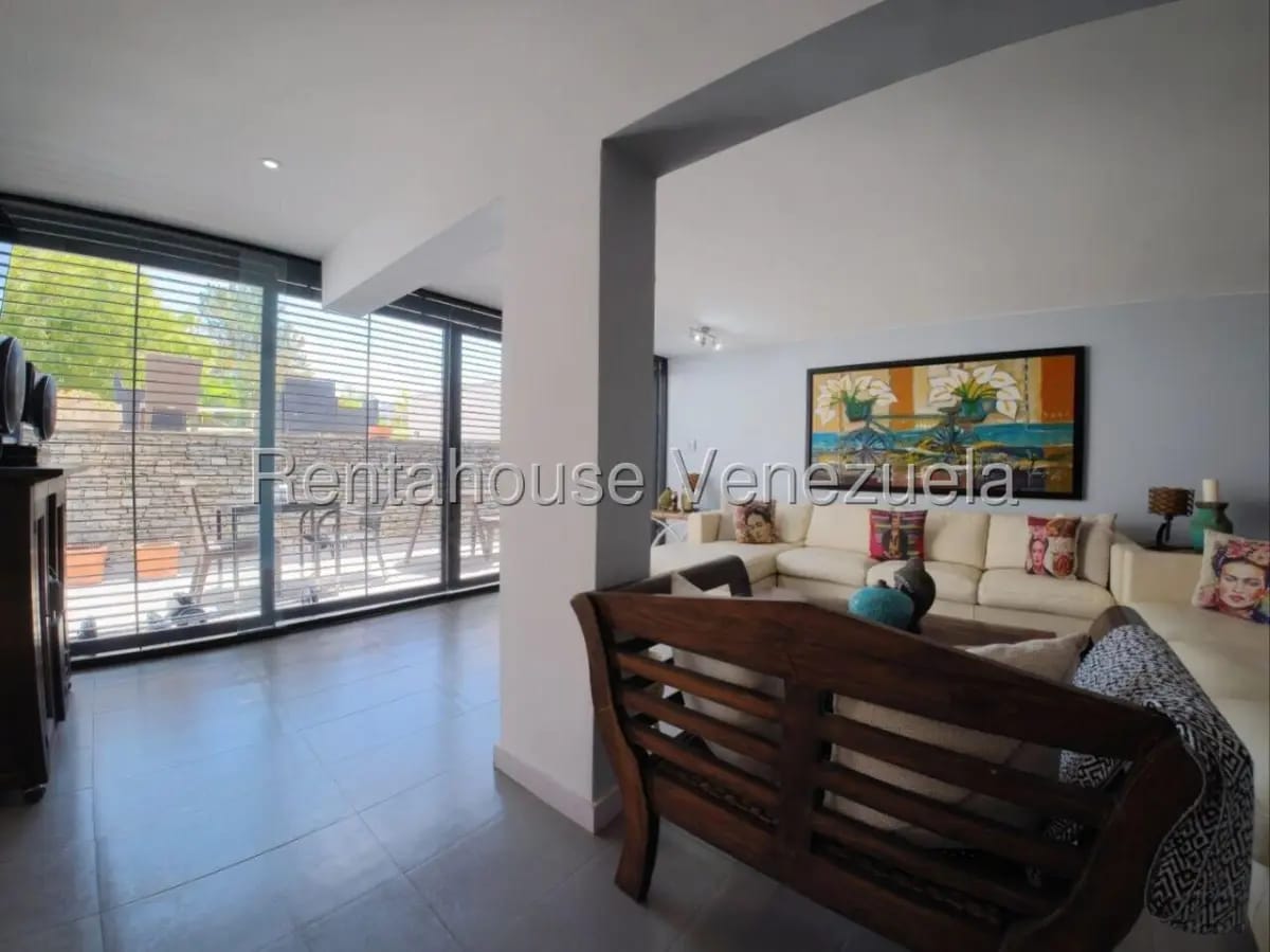 Hermosa y Cómoda Casa Remodelada en Venta La Trinidad, Caracas Calle Privada - 5