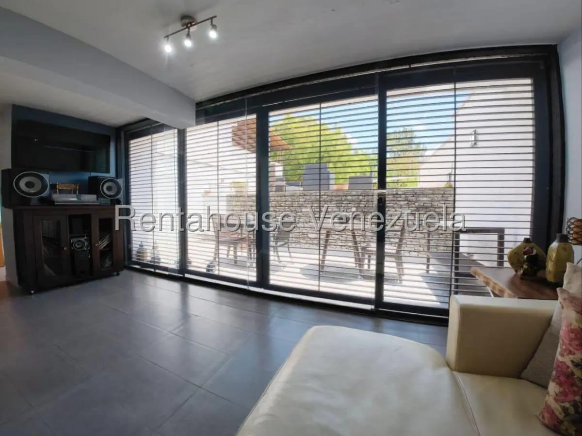 Hermosa y Cómoda Casa Remodelada en Venta La Trinidad, Caracas Calle Privada - 6