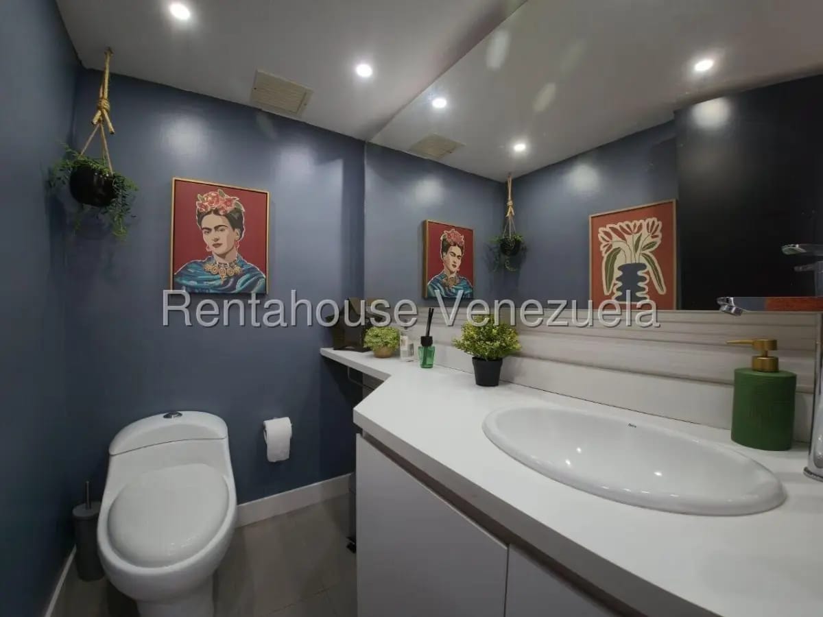 Hermosa y Cómoda Casa Remodelada en Venta La Trinidad, Caracas Calle Privada - 11