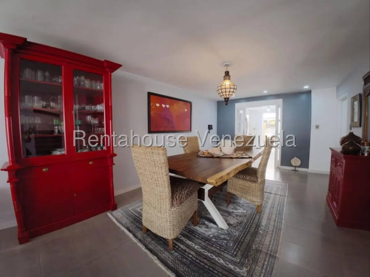 Hermosa y Cómoda Casa Remodelada en Venta La Trinidad, Caracas Calle Privada - 12
