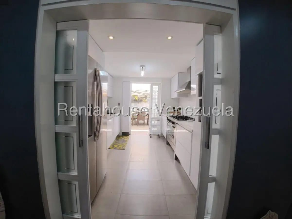 Hermosa y Cómoda Casa Remodelada en Venta La Trinidad, Caracas Calle Privada - 13