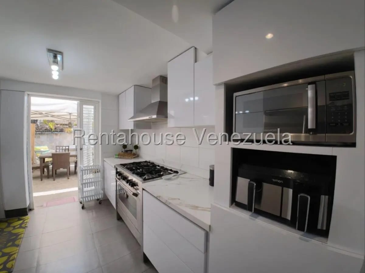 Hermosa y Cómoda Casa Remodelada en Venta La Trinidad, Caracas Calle Privada - 14