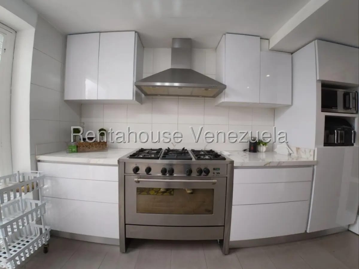 Hermosa y Cómoda Casa Remodelada en Venta La Trinidad, Caracas Calle Privada - 16